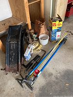 Overview of lot contents including ramps, support bars, jacks, fluid extractor kit, and absorbent bag.