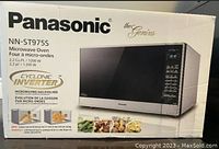 Retail box front showing model number, capacity and inverter branding