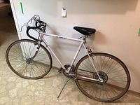 Side view of the white Le Circuit Sport Racer bicycle showing the full frame, wheels, and saddle.