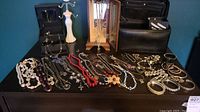 Overview of necklaces, bracelets, jewelry boxes and cosmetic case
