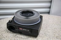 Image of Kodak Carousel 600 slide projector with gray circular slide tray on top.