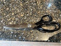 Full view of the Singer pinking shears showing black plastic handles and serrated metal blades.