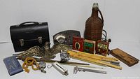 Photo of the full lot with various vintage items