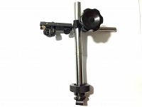 Top-down photo of Mitutoyo magnetic stand showing vertical rod, large adjustment knob, horizontal arm with fine adjustment knobs, and clamping mechanism.
