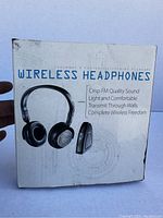 Box showing image and features of wireless headphones and FM transmitter, highlighting FM quality sound and complete wireless freedom.