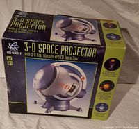 Box front showing projector image, product name, and product capabilities.