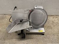 Front view showing blade, food carriage, tray and body condition