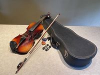 Full lot: violin, bow, case, rosin, extra pegs