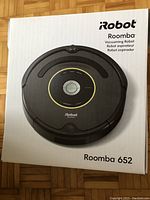 Front of iRobot Roomba 652 box showing model number and branding