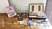 Overview of lot including watches, jewelry, boxes, pins and accessories