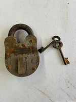 Photo showing the padlock and two original keys next to it on a surface.
