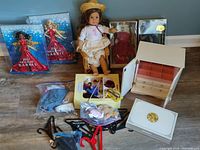 Overview of all lot items including dolls, bears, jewelry case, accessories and boxes.