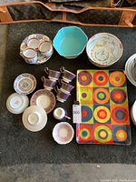 Overview of all porcelain pieces, cups, saucers, bowls and tray