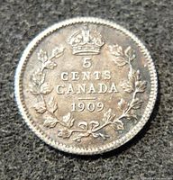 Reverse side of the 1909 Canadian 5 cents silver coin showing denomination, crown, and wreath with the year 1909.