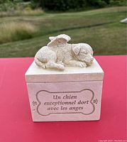 Ceramic dog memory box with sleeping dog sculpture and French inscription 'Un chien exceptionnel dort avec les anges'