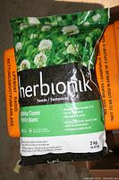 Front of the sealed Herbionik white clover seed bag showing branding, product name, seed weight and key features.
