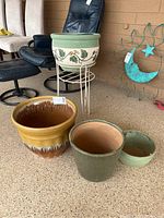 Image of all 4 ceramic pots together with the white metal stand.