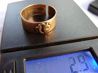Gold men's split band ring on a digital scale showing weight of 2.9 grams.
