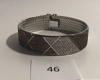 Front view showing mesh and diamond pattern