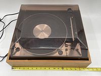 Overall view of turntable with closed dust cover