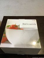 Photo of the closed box with image of the white serving bowl and tomatoes on front, showing brand Bowring and text 'Bol à servir'.