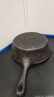 Overall view of the cast iron skillet.