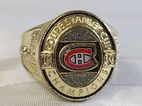 Close-up image of the top of the promotional ring showing the Montreal Canadiens logo with 'Coupe Stanley Cup Champions' text.
