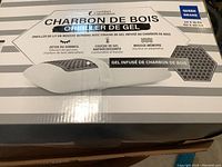 Full front view of the box showing product name, size, features in English and French and image of pillow with gel hex pattern detail.