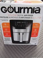 Box showing brand Gourmia, capacity 6.7 L /7 QT, and digital air fryer features.
