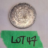 Front side of the 1963 Mexican un peso coin showing the eagle and inscriptions.