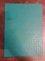 Close-up of the cutting mat's grid and circular measurement markings.