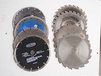 Lot displaying various saw blades including 7 1/4-inch circular blades with teeth and continuous rims, and diamond cutting blades