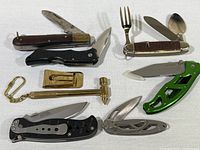 Overview of eight pocket tools including knives, money clip and hammer keychain