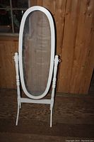 Full standing earring holder with mesh screen and oval frame