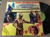 Photo of the front cover of the vinyl album featuring a Spanish text tracklist and images including C-3PO from Star Wars.