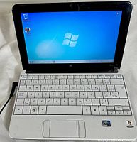 Photo of front view showing screen with Windows 7 Starter OS and keyboard of HP laptop.