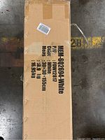 Photo shows the side of the cardboard box with product label MEM-6Q2694-white, dimensions 30x30x155cm, weight 16.95kg.