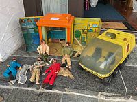 Overview of lot contents including headquarters playset, Mobile Support Vehicle, figures and accessories