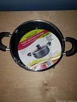 Top down view of the Brentwood 4QT Dutch oven with label showing size and model number.