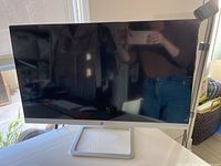 Front view of HP 25er monitor showing screen and stand on white surface.