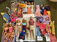 Overview of all dolls, clothing and accessories on display