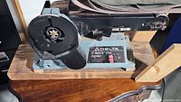 Full side view of the Delta 4-inch belt and 6-inch disc sander showing sanding belt and disc sander unit with base.