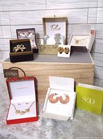 Full lot with jewelry boxes and pieces arranged on a wooden surface, showing all included items.