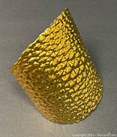 Side view showing hammered texture