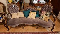 Front view of settee with all six pillows arranged