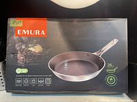 Box front showing Emura frypan image, 26 cm size, PFOA free, and suitable for all stove types and oven.