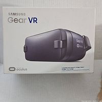 White box with image of Samsung Gear VR headset and Oculus logo, showing compatible Samsung phone models.