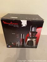 Box front showing branding and model of juicer