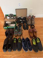 Full overview of all shoes, insoles, belt, and hat arranged neatly on floor
