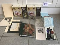 Overview of all picture frames and photo albums in the lot
